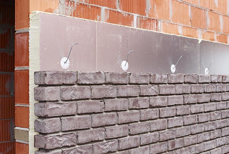 Plaatsing gevelisolatie met isolatiepluggen